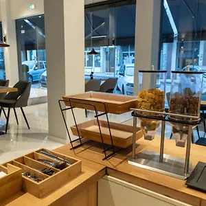 https://grand-port-suites.hotelschalkidiki.net